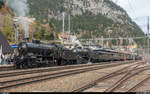 SBB Historic C 5/6 2978 und Eurovapor Sulgen C 5/6 2969 haben am 21. Oktober 2017 mit ihrem schweren Schnellzug und der Schiebelok B 3/4 1367 den Bahnhof Göschenen erreicht.