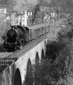 Die C 5/6 Nr. 2969 der Eurovapor ist im Bild unterwegs auf ihrer ersten grossen Fahrt nach der Wiederinbetriebnahme von Sulgen-Winterthur-Koblenz-Brugg-Immensee-Arth•Goldau-Schwyz nach Erstfeld und durchquert im Bild nach fast 50 Jahren zum ersten mal wieder die 93 m lange Wildbachbrücke bei Rorbas/Embrach.

Am Samstag, 30. November 1968 führte der gleicher  Elefant  C 5/6 Nr. 2969 als  Letzte offizielle Dampflokfahrt der SBB  einen Extrazug von Koblenz über die Dättenberglinie via Bülach aus dem Dättenbergtunnel über den Wildbach nach Winterthur Töss, wo sie von Ae 6/6 und Zuschauer erwartet und verabschiedet wurde. Nun fuhr sie fast nach 50 Jahren von Winterthur Töss über die Dättenberglinie nach Koblenz.
Freitag, 20. Oktober 2017
