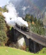 SBB Historic / Eurovapor: C 5/6 Nr. 2978 und B 3/4 Nr. 1367 durchqueren bei schlechtem Wetter die mittlere Meienreussbrücke bei Wassen. Die grüne Re 4/4 II Nr. 11167 wurde von Bellinzona bis Erstfeld am Zugsende an gehängt. Die ab Göschenen vor den Dampfloks abgehängene, SBB Re 460 leistete von (Bellinzona?)Airolo nach Göschenen Vorspanndienst. An diesen Tag waren es sehr deutlich viel weniger Fotografen entlang der Nordrampe, als am vergangenen Tag. Sicher weil das Wetter so schlecht war und dieser furchtbare Kälte, dass ich am liebsten gegangen wäre! Sonnatg, 22. Oktober 2017