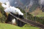 SBB Historic / Eurovapor: C 5/6 Nr. 2978 und B 3/4 Nr. 1367 durchqueren bei schlechtem Wetter die mittlere Meienreussbrücke bei Wassen. Die grüne Re 4/4 II Nr. 11167 wurde von Bellinzona bis Erstfeld am Zugsende an gehängt. Die ab Göschenen vor den Dampfloks abgehängene, SBB Re 460 leistete von (Bellinzona?)Airolo nach Göschenen Vorspanndienst. An diesen Tag waren es sehr deutlich viel weniger Fotografen entlang der Nordrampe, als am vergangenen Tag. Sicher weil das Wetter so schlecht war und dieser furchtbare Kälte, dass ich am liebsten gegangen wäre! Trotzdem freute ich mich über das schlechte Wetter, denn sonst gab es hier im Bild keinen Regenbogen. Sonnatag, 22. Oktober 2017