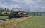 Das CTVJ (Compagnie du Train à Vapeur de la Vallée de Joux) Tigerli E 3/3 8494 (UIC 90 85 0008 494-6) der SLM mit Baujahr 1909 erreicht überraschend schnell sein Ziel Le Brassus; hier ist der Zug in der flachen Landschaft der Orbe zwischen Le Sentier-Orient und Le Brassus zu sehen, wobei das Signal links im Bild bereits das Einfahrsignal von Le Brassus ist.

23. Juli 2023
