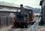 Mittagspause für die E 3/3 8523  Chippis  der Alusuisse in Chippis bei Sierre. An diesem warmen Maitag 1980 hatte sich das Lokpersonal einen schattigen Platz an der Hauswand gesucht. Die Lokomotive wurde 1915 von SLM mit der Fabrik-Nr. 2503 für die SBB gebaut. Dort war sie unter derselben Lok-Nr. im Einsatz.