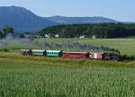 DBB: Dampfzug-Aareschiff auf der Rückfahrt nach Konolfingen. Die Aufnahme des bunt zusammengewürfelten Sonderzuges mit der Ed 3/3 Nr. 3 der ehemaligen Gürbetalbahn ist am späteren Abend des 8. Juni 2014 zwischen Solothurn und Biberist entstanden. Im Dampfzug eingereiht sind zwei Wagen der Oesterreichischen Bundesbahn aus den Jahren 1911 bis 1916.
Foto: Walter Ruetsch 