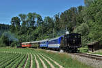 Mit der OeBB zum Gotthelf Märit.
Dieser traditionelle Gross-Anlass mit Märitbetrieb wie zu Gotthelfs Zeiten fand am 8. Juni 2019 statt. Die zahlreichen Festbesucher aus dem Kanton Solothurn reisten ab Balsthal mit einem stattlichen Sonderzug, bestehend aus den Ed 2x2 (Mallet, SBB Historic), Eb 2/4 JS (SBB Historic) und vier Salonwagen in den Kanton Bern nach Sumiswald. Ab dem Bahnhof Sumiswald wurden vom Verein Dampfbahn Bern Fahrten nach Huttwil und Wasen i.E. angeboten mit der Ed 3/4 Nr. 51 ex Bern Schwarzenburg Bahn. Weiter standen auch die beliebten Rundfahrten durchs Emmental ab dem Bahnhofplatz Sumiswald mit einem historischen Postauto der Marke Saurer auf dem Programm.
Der stattliche OeBB Dampfzug auf voller Fahrt nach Sumiswald bei Ramsei.
Foto: Walter Ruetsch

     