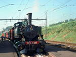 150 Jahre Schweizer Bahnen - Jubiläum 1997. 
Schweizerische Centralbahn(SCB) Lok-196 Die Ed2x2/2 ist eine B'B'n4v-Mallet, die bei Maffei in München 1893 unter der Fabriknummer 1710 entstand.
Sie war an diesem Tag mit den Pendel-Dampfzügen zwischen Küssnacht am Rigi und Luzern im Einsatz. Am anderen Zugende lässt sich die Dampflok 200.05 der Ferrovie Nord Milano(FNM) erahnen.

historisch-Scan 

1997-09-19 Küssnacht-am-Rigi