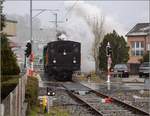 Winterdampf des Vereins Historische Emmentalbahn. Dampflok Ed 3/4 Nr. 2 der Solothurn-Münster-Bahn in Huttwil. Mit im Gepäck hat sie zwei vierachsige Leichtstahlplattformwagen und einen K2. Februar 2018. Der Zaun schlägt hier einen wunderbaren Haken für den geneigten Fotografen, der dahinter stand.
