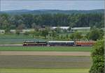 52 8055 mit Orientexpresswagen und einem weiteren mir unbekannten Wagen ist hier vor dem Seerhein unterwegs.