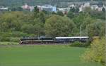 Mit einem Orientexpresswagen im schlepp ist die krftige 52 8055 im Tgermoos unterwegs. Tgerwilen, Mai 2017.