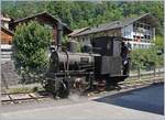 Von Alters her war die Magadino-Ebene eine fruchtbare Landschaft, bis 1515 ein Bergsturz  die Gegend verwüstete. Mit  dem Bau der Eisenbahn nach Locarno Ende des 19 Jahrhunderts wurde dann die Sumpflandschaft entwässert und der Ticino begradigt. Dazu erhielt das Consorzio Correzione del Fiume Ticino diese kleine G 2/2 Bn2t. Die Lok wurde von Arnold Jung in Jungenthal bei Kirchen im Jahre 1889 unter der Fabriknummer 59 gebaut. 1941 wurde die Lok abgestellt und am 20. Mai 2016 als Leihgabe der Familie Travani an Martin Horath abgegeben. Seit dem 3. Sept. 2016 fährt die Lok wieder.
Das Bild zeigt die G 2/2  Ticino  bei Pendelfahrt auf einem eigens dazu verlegten Gleis in Brienz im Rahmen der Schweizer Dampftage Brienz 2018. Die kleine Lok bot für Interessierte Führerstandsfahren an.
Auch wenn die Lok nicht so schön glänzt wie die SNCF 141 R 1244 mag ich sie ganz besonders, konnte ich doch das allererste Mal auf einer Dampflok mitfahren.
30. Juni 2018
