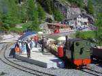 Dampflok Jung Nr. 1693 (1911), Spur 60cm,  Liseli . Einsatz auf der Panoramabahn  Parc d'Attractions du Chatelard (VS) . 
Im Bahnhof von Les Montuires auf 1'800 mM. Eine der sonst bei Regelzgen im Einsatz stehenden Akku-Loks sonnt sich weiter hinten. Im Hintergrund die Bergstation und das Maschinenhaus der weltsteilsten, historischen Standseilbahn mit 2-Kabinenbetrieb (max. 84% Steigung). 22.06.2008