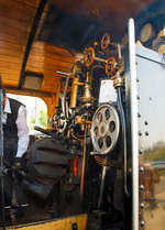 50 Jahre BC - MEGA STEAM FESTIVAL der Museumsbahn Blonay–Chamby:  Vor der Abfahrt schnell noch einen Blick in den Führerstand der HG 3/4 B.F.D.3 (Brig-Furka-Disentis), am 19.05.2018 in