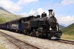 Dampfzug von Realp nach Oberwald wartet mit der Lok BFD 9 (ex Brig-Furka-Disentis) und den blauen Wagen in der Station Furka (2160müM) auf die Weiterfahrt.