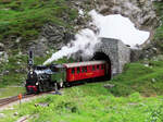 Die Lok 704 schiebt die Wagen des Zuges von Oberwald nach Realp in der Station Furka zurück Richtung Scheiteltunnel. Danach werden die Wagen abgehängt und die Lok fährt auf die Drehscheibe. Bedingt durch ihre Bauart befährt diese Lok anschliessend das Gefälle von Furka nach Realp rückwärts. Furka, 29.6.2023