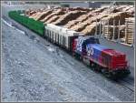 Am 843 076-1 von SBB Cargo stellt leere Laaps zur Verladung bereit.Der bereits beladene Wagen ist von Rail Cargo Austria.