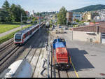 SBB Cargo Am 843 062 mit dem Traktorgüterzug aus Luzern am 24. Juni 2019 im Anschlussgleis in Horw. Daneben Zentralbahn FINK ABeh 161 013 zusammen mit einem SPATZ als S4 unterwegs Richtung Stans.