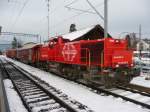 SBB - Am 843 026-6 mit Lschzug im Bahnhof Ins am 07.12.2010