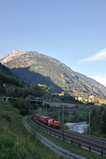 Obwohl erst Nachmittag, ist die Sonne bereits hinter der Bergkette verschwunden. Ein Löschzug, bespannt mit der Am 843 019-1, durchfährt die Wattinger Kurve und strebt weiter dem Gotthard entgegen. 06.10.2016