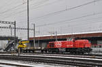 Am 843 002-7, zusammen mit dem Güterwagen 40 85 95 56 495-1 und dem XTms 40 85 95 574-8, durchfahren den Bahnhof Pratteln.
