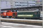 Re 416 628-6 von Swiss Rail Traffic zieht eine MAK G1206 847 852-1 beschriftet mit Panlok 1 Bm 4/4 durch den Bahnhof Aarau und macht dabei einen kurzen  Boxenstopp . (13.12.2010)