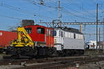 Am 22.03.2023 schleppt die Lok 412 002-8 dem Tm 98 85 5232 526-4 durch den Bahnhof Pratteln.