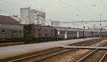 Im Mai 1980 trifft die Ae 3/5 10217 mit einem Personenzug in Biel ein. 26 dieser Lokomotiven wurden zwischen 1922 und 1925 für den Flachlanddienst gebaut, die Ausmusterung erfolgte zwischen 1979 und 1983.