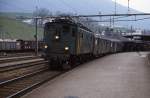 Mit einem Personenzug macht sich Ae 3/5 10202 im Mai 1980 auf den Weg von Moutier nach Delemont