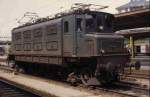 Altbau Elektrolok 10648 steht aufgebgelt am 17.6.1983   im schweizerischen Bahnhof Chur.