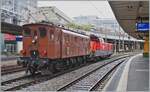 Die SBB Historic Ae 3/6 III 10264 schiebt in Lausanne ein mächtiges ETCS Gerät in Form einer Aem 940 vor sich her. Die Lok ist wohl auf der Rückfahrt vom Dépôt Fest in Olten nach St-Maurice. In den Jahren 1925 und 1926 wurden die kleine Serie der elf Ae 3/6 III 10261 - 10271 gebaut, die 89 Tonnen schwere Lok hatte eine Höchstgeschwindigkeit von Km/h 90 und 1800 PS. Die Lok wurde entwickelt, da recht kurzen Ae 3/5 bei hoher Geschwindigkeit schlechte Fahreigenschaften aufwiesen, somit wurde die Konstruktion der Ae 3/5 einfach verlängert und als Ae 3/6 III in Dienst gestellt. Interessanterweise wurden die letzten Ae 3/5 erst 1983 ausrangiert, die letzte Ae 3/6 III 1980.

28. August 2023