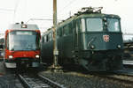 SBB/RBS: Die SBB Ae 6/6 11483  Jura  und der RBS ABe 4/12 70  Grafenried + Jegenstorf  warteten im Jahre 1998 in Solothurn auf den nächsten Einsatz.
Bis zur Gründung des Kantons Jura trug die Ae 6/6 11483 das Wappen Porrentruy.
Foto: Walter Ruetsch  