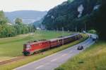 SBB/OeBB: Auf der Fahrt von Balsthal nach Oensingen leistete die Ae 6/6 11425 Genf dem BDe 4/12 204 (1935) ex DB ET 25 Vorspann (August 1990).