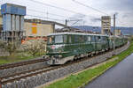 Ae 6/6 11407  Aargau  ist in Holderbank unterwegs nach Morges, aufgenommen am 02.04.2023.