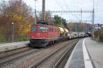 Schon fast elegant legt sich eine Ae 6/6 leicht in die Kurve, als sie mit ihrem Gterzug am 16.11.09 den S-Bahnhof Zrich-Affoltern durchfhrt.