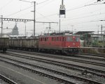 Die Ae 6/6 11446  Bellinzona  stellt sich am 07.12.09 vor einen leeren Eaos-Ganzzug, fr Zuckerrben.