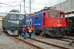 Fest in Biel: 150 Jahre Eisenbahn am Jurabogen. 2 x Ae 6/6: Kantonslok 11402  Uri  und Maschine im  Cargo -Look 610 482-2  Delmont  werden bestaunt. Biel/Bienne, 25. Sept. 2010, 14:41