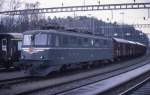 Am 27.3.1990 wartet SBB Lok 11415 mit einem Gterzug im Bahnhof  Arth Goldau auf die Weiterfahrt.