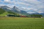 Ae 6/6 11407 fährt am 24.05.2014 mit einem historischen Gotthard-Schnellzug vor der wunderbaren Kulisse der Mythen von Schwyz Richtung Steinen.