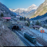 Ae 6/6 11411  Zug  durchfährt am Nachmittag des 26. März 2016 den Bahnhof von Wassen.