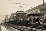 BLS Ae 6/8 Nr. 205  am 21. Januar 2018 unter starkem Schneefall anlässlich der Eröffnung der Belle-Epoque-Woche im Bahnhof Kandersteg. Schade, dass man aber die tolle Hintergrundmusik im Bild nicht hören kann...