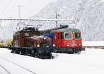 Zusammentreffen von Gotthardlokomotiven aus den Jahren 1920 und 1975 in Göschenen.
Zusammen auf einem Bild verewigt werden konnten am 20. Januar 2009 die Ce 6/8 II 14253 von SBB HISTORIC sowie die Re 620 061-2  GAMPEL-STEG  von SBB CARGO.
Foto: Walter Ruetsch