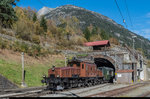 SBB Historic Ce 6/8 II 14253 durchfährt am 22. Oktober 2016 die Mittlere Entschigtal-Galerie und den Bahnhof Wassen auf seiner Fahrt nach Amsteg-Silenen.