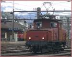 Ee 3/3 16411 mit einer Schwestermaschine im Hintergrund im Bahnhof Rapperswil. (26.03.2009)