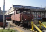 Die braungebrannte Ee 3/3 16447, die langzeitig in Bellinzona eingesetzt wurde, steht am 14.10.10 abgestellt hinter dem Depot ihres ehemaligen Arbeitsortes.