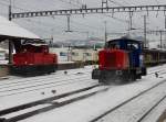 Abgestellte Ee 3/3 16401 und fahrende Tm 232 227-9 im Bahnhof Gossau am 27.12.2010.