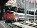 SNCF Sybic wird am 04.08.08 von dem Rangiertraktor Ee 3/3 16513 im franzsischen Teil des Bahnhofs von Basel an ihre Wagen gedrckt.