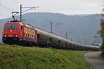 BR 185 586-5 der HGK wartet am 19.10.2017 vor Laufenburg (Schweiz) vor dem Halt zeigenden Signal auf die Einfahrt in den Bahnhof.