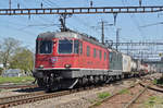 Doppeltraktion, mit den Loks 11672 und 11330 durchfahren den Bahnhof Pratteln.