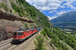 Eine Re 10/10 mit einem KLV am 12.06.2017 bei Brigerbad. 