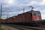 Re 6/6 11636  Vernier-Meyrin  und Re 6/6 11625  Oensingen  ziehen am 12.10.2017 gemeinsam ihren Güterzug durch Villnachern in Richtung Basel.