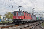 Re 10/10, mit den Loks 420 341-0 und 620 075-2, durchfahren den Bahnhof Pratteln.