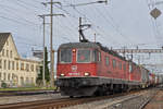 Re 10/10, mit den Loks 620 076-0 und 11345 durchfahren den Bahnhof Pratteln.